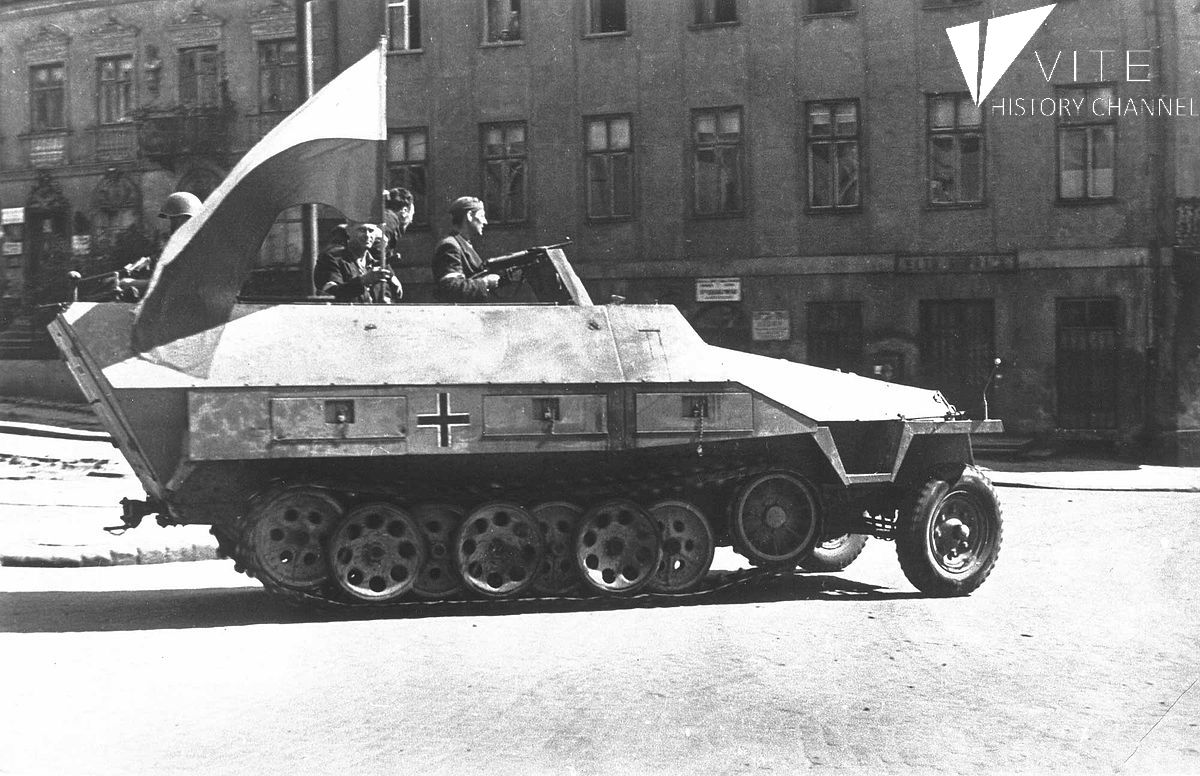 1200px-Warsaw_Uprising_-Captured_SdKfz_251(1944).jpg