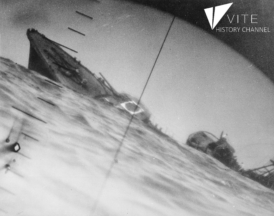 1139px-Torpedoed_Japanese_destroyer_Yamakaze_sinking_on_25_June_1942.jpg