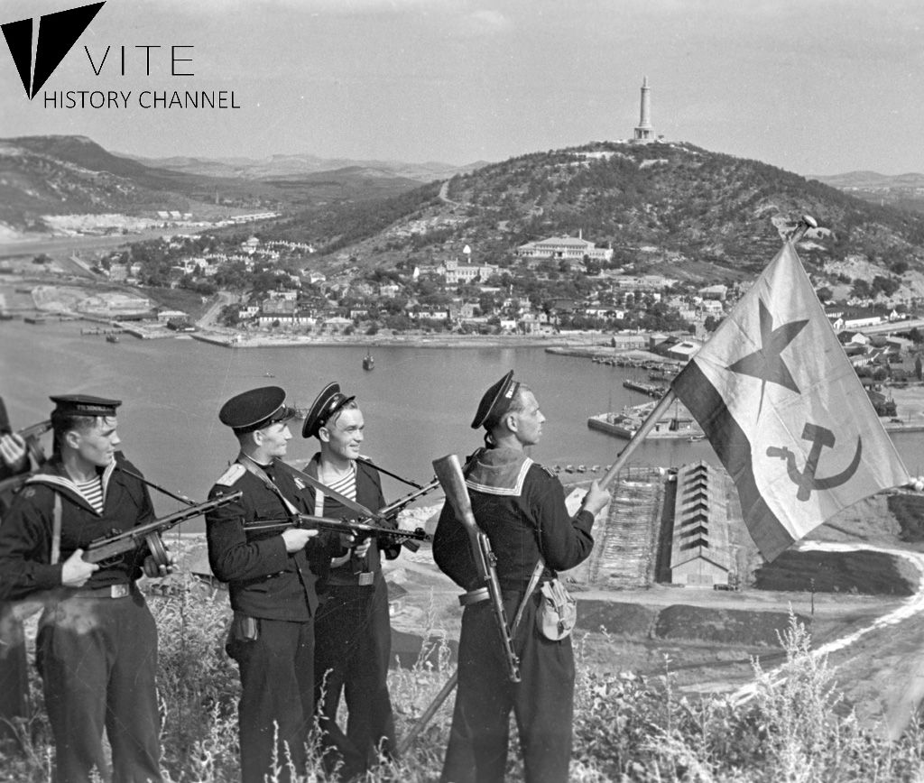 RIAN_archive_834147_Hoisting_the_banner_in_Port-Artur.WWII(1941-1945).jpg
